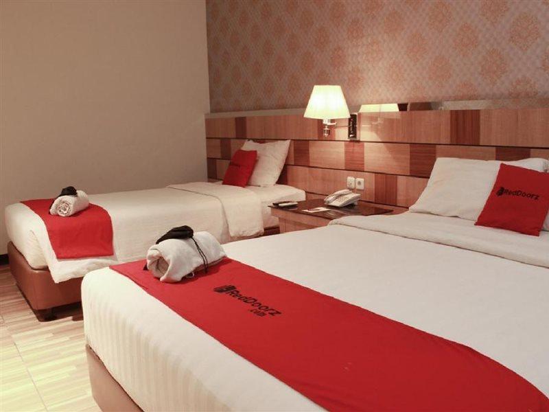 Reddoorz Premium Near Bandung Station Otel Dış mekan fotoğraf